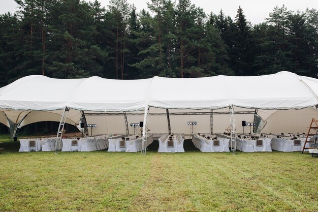 Zalety hal namiotowych jako elastycznego rozwiązania dla biznesu i wydarzeń