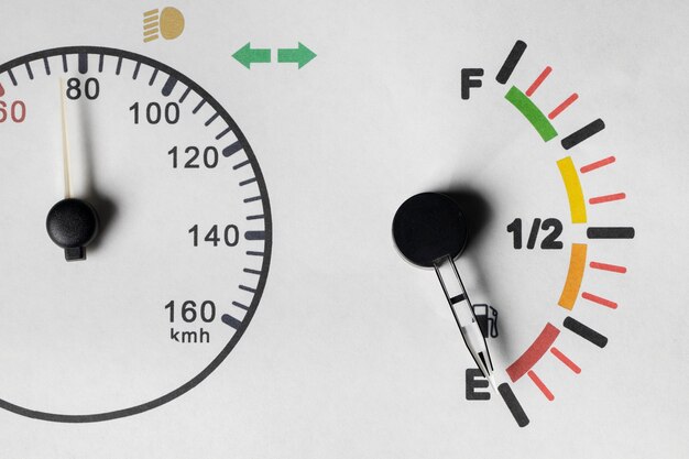 Jakie są kluczowe różnice między licznikami elektronicznymi a mechanicznymi do pomiaru paliw?